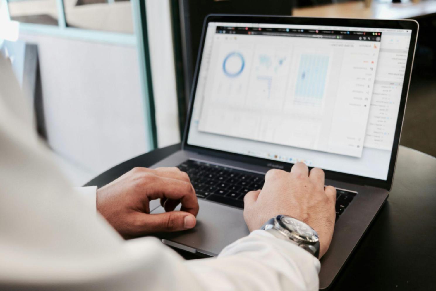Sessão de trabalho colaborativo em ambiente empresarial